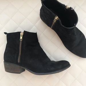 STEVE MADDEN Black Quilted Booties